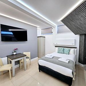 Zimmer mit Kingsize-Bett